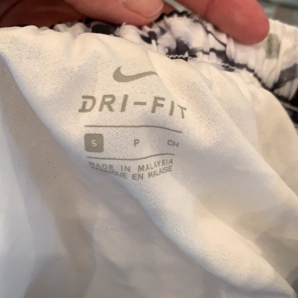 Nike floral Dri-fit shorts - Picture 4 of 14